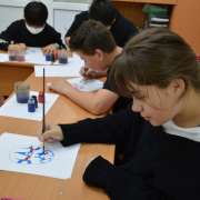 Ученики 6м2 класса Международной лингвистической школы закрепили знания о культуре Японии расписыванием масок театра Кабуки