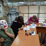 Ученики 6м2 класса Международной лингвистической школы закрепили знания о культуре Японии расписыванием масок театра Кабуки