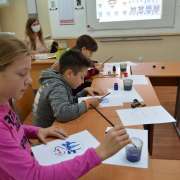 Ученики 6м2 класса Международной лингвистической школы закрепили знания о культуре Японии расписыванием масок театра Кабуки