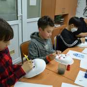 Ученики 6м2 класса Международной лингвистической школы закрепили знания о культуре Японии расписыванием масок театра Кабуки