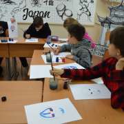 Ученики 6м2 класса Международной лингвистической школы закрепили знания о культуре Японии расписыванием масок театра Кабуки