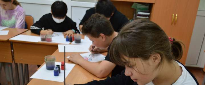Ученики 6м2 класса Международной лингвистической школы закрепили знания о культуре Японии расписыванием масок театра Кабуки