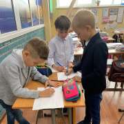 Ученики начальных классов Международной лингвистической школы написали для себя правила безопасной прогулки 