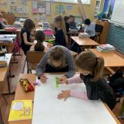Ученики начальных классов Международной лингвистической школы написали для себя правила безопасной прогулки 