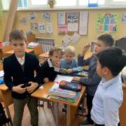 Ученики начальных классов Международной лингвистической школы написали для себя правила безопасной прогулки 