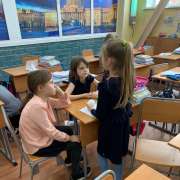Ученики начальных классов Международной лингвистической школы написали для себя правила безопасной прогулки 