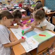 Ученики начальных классов Международной лингвистической школы написали для себя правила безопасной прогулки 