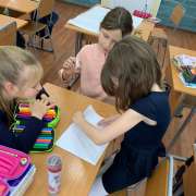 Ученики начальных классов Международной лингвистической школы написали для себя правила безопасной прогулки 