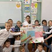 Ученики начальных классов Международной лингвистической школы написали для себя правила безопасной прогулки 