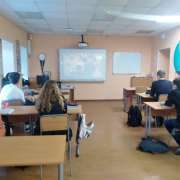 Ученики 10 и 5 классов Международной лингвистической школы стали участниками Дня единых действий, посвященных Дню Героев Отечества 