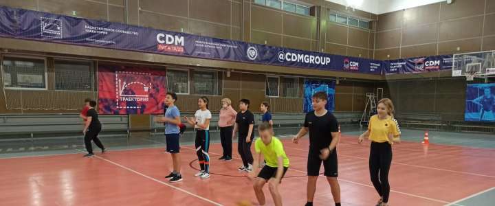 Ученики 7 классов Международной лингвистической школы завершают вторую четверть эстафетой