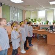 Праздничный концерт и спортивная игра «А ну-ка, мальчики!» прошли в Международной лингвистической школе в честь Дня защитника Отечества