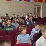 Накануне благотворительной ярмарки президент фонда «Сохрани жизнь» встретилась с учениками Международной лингвистической школы 