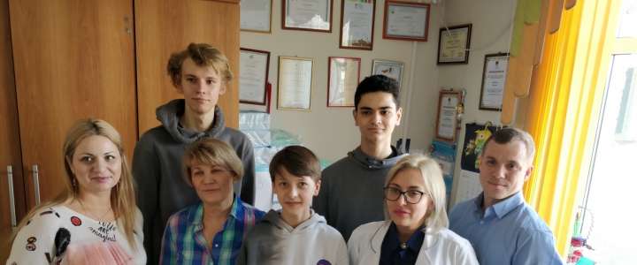 Ученики и учителя Международной лингвистической школы передали в Краевой дом ребенка и в фонд «Сохрани жизнь» благотворительную помощь
