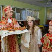 Развивающие уроки в Международной лингвистической школе: ученики подготовительного класса закрепили знания по окружающему миру