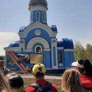 Накануне Дня Победы ученики Международной лингвистической школы побывали у десантников  Уссурийска и возложили цветы к памятнику Василия Маргелова