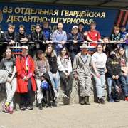 Накануне Дня Победы ученики Международной лингвистической школы побывали у десантников  Уссурийска и возложили цветы к памятнику Василия Маргелова