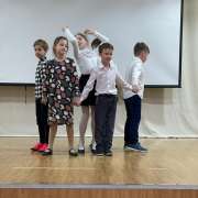 Ученики младших классов МЛШ в поисках белого кролика
