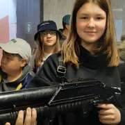 Накануне Дня Победы ученики Международной лингвистической школы побывали у десантников  Уссурийска и возложили цветы к памятнику Василия Маргелова