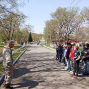 Накануне Дня Победы ученики Международной лингвистической школы побывали у десантников  Уссурийска и возложили цветы к памятнику Василия Маргелова