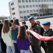 Накануне Дня Победы ученики Международной лингвистической школы побывали у десантников  Уссурийска и возложили цветы к памятнику Василия Маргелова