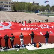 Накануне Дня Победы ученики Международной лингвистической школы побывали у десантников  Уссурийска и возложили цветы к памятнику Василия Маргелова