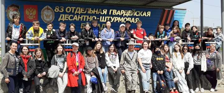 Накануне Дня Победы ученики Международной лингвистической школы побывали у десантников  Уссурийска и возложили цветы к памятнику Василия Маргелова