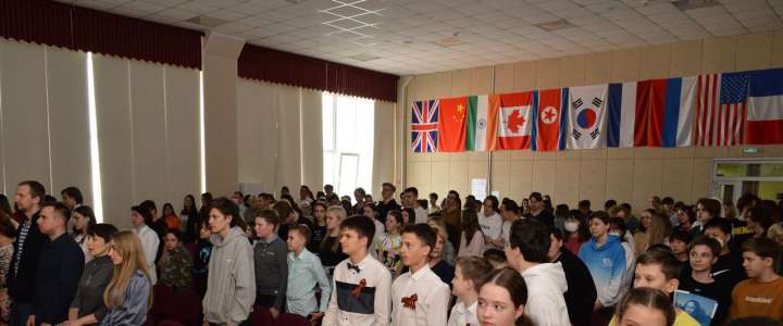 И помнит мир спасенный: старшеклассники Международной лингвистической школы прочитали стихи о войне