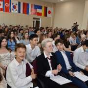 Ученикам 9 классов Международной лингвистической школы вручили аттестаты об основном общем образовании 