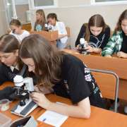 Шестиклассники МЛШ: мы специально дома проращивали фасоль, чтобы сравнить ее на уроке с пшеницей  
