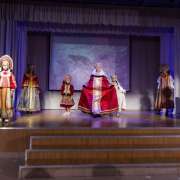Традиционная International Week в Международной лингвистической школе открылась мастер-классом по истории русских национальных костюмов и чаепитием 
