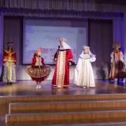 Традиционная International Week в Международной лингвистической школе открылась мастер-классом по истории русских национальных костюмов и чаепитием 