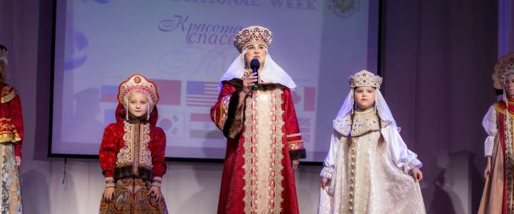 Традиционная International Week в Международной лингвистической школе открылась мастер-классом по истории русских национальных костюмов и чаепитием 