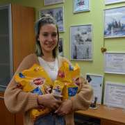Ученица 10м класса Международной лингвистической школы Варвара Пожиткова первой откликнулась на призыв по сбору корма для животных из приютов Владивостока 