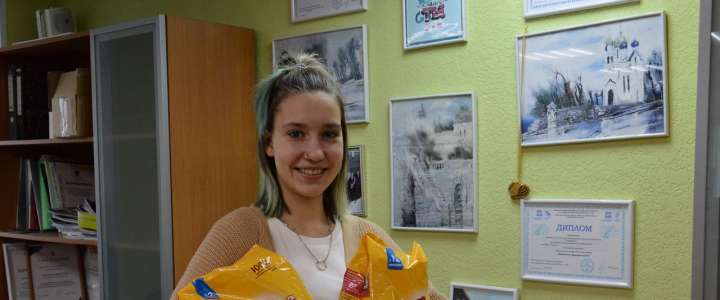 Ученица 10м класса Международной лингвистической школы Варвара Пожиткова первой откликнулась на призыв по сбору корма для животных из приютов Владивостока 