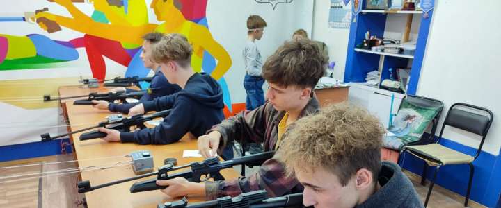 Готов к труду и обороне: одиннадцатиклассники МЛШ сдали нормативы ГТО по стрельбе из пневматической винтовки