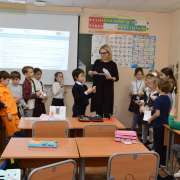 Заместитель директора «Земли леопарда» Олеся Сторожук рассказала ученикам Международной лингвистической школы о значимости птиц в живой природе 