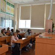 Заместитель директора «Земли леопарда» Олеся Сторожук рассказала ученикам Международной лингвистической школы о значимости птиц в живой природе 