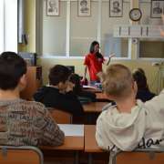 Об опасности доверия к незнакомцам пятиклассникам Международной лингвистической школы рассказала волонтер «Примпоиска»