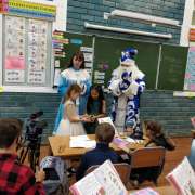 Новый год стучится в дверь: первоклассники Международной лингвистической школы стали героями новогоднего видеоклипа Высшей школы кино и телевидения ВГУЭС