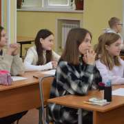 Об опасности доверия к незнакомцам пятиклассникам Международной лингвистической школы рассказала волонтер «Примпоиска»