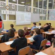 Об опасности доверия к незнакомцам пятиклассникам Международной лингвистической школы рассказала волонтер «Примпоиска»