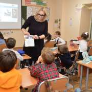 Заместитель директора «Земли леопарда» Олеся Сторожук рассказала ученикам Международной лингвистической школы о значимости птиц в живой природе 