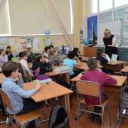 Заместитель директора «Земли леопарда» Олеся Сторожук рассказала ученикам Международной лингвистической школы о значимости птиц в живой природе 