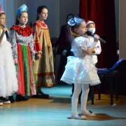 Ученики начальных классов Международной лингвистической школы оказались в Рождественской сказке и выручили Снегурочку 