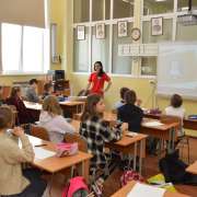 Об опасности доверия к незнакомцам пятиклассникам Международной лингвистической школы рассказала волонтер «Примпоиска»