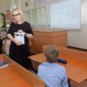 Заместитель директора «Земли леопарда» Олеся Сторожук рассказала ученикам Международной лингвистической школы о значимости птиц в живой природе 
