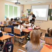 Заместитель директора «Земли леопарда» Олеся Сторожук рассказала ученикам Международной лингвистической школы о значимости птиц в живой природе 