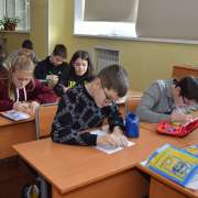 Об опасности доверия к незнакомцам пятиклассникам Международной лингвистической школы рассказала волонтер «Примпоиска»