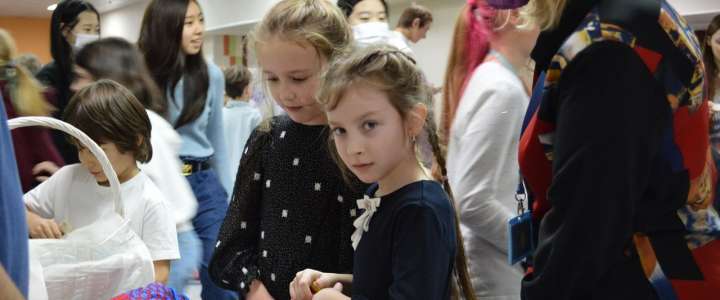 В Международной лингвистической школе состоялась ежегодная благотворительная Рождественская ярмарка